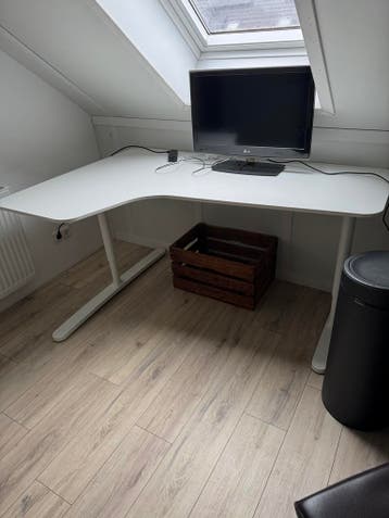 Wit hoekbureau gratis op te halen