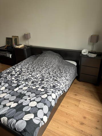 Tweepersoonsbed met nachtkastjes