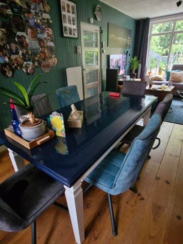 Klassieke eettafel gratis.