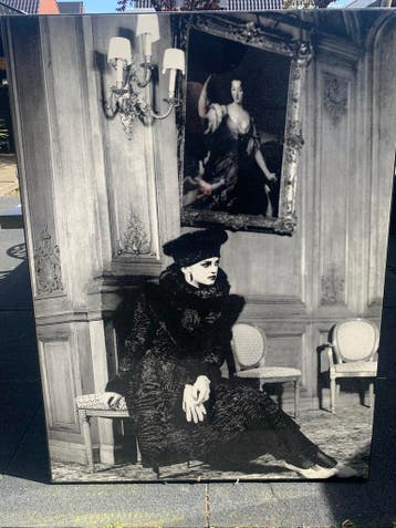 Zwart-wit foto van vrouw in bontjas, klassieke setting
