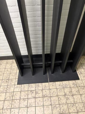 Stijlvolle houten roomdivider met metalen voet