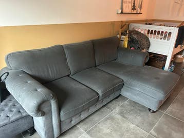 Grijze driezitsbank comfortabel en stijlvol met longchair