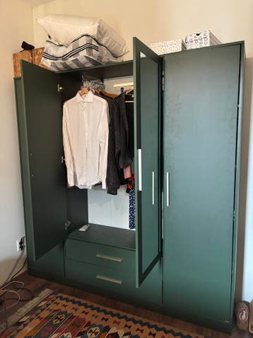 Groen kledingkast
