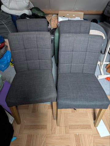 Set van 4 grijze eetkamerstoelen met stoffen bekleding