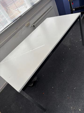 Witte Tafel met Metalen Poten - Gebruikt