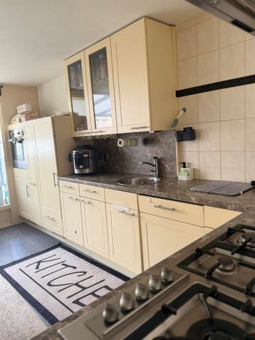 gratis Complete Crèmekleurige Hoekkeuken met Apparatuur