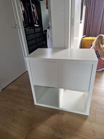 Wit kastje met deurtjes en open vakken - 39x76x76 cm