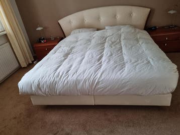 Gratis: boxspring met achterwand en 2 matrassen.