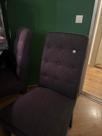 4 stoelen met beschadigingen