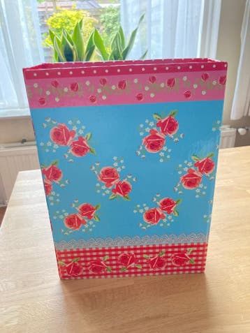 Kadodoosje Bella met rozen op blauw rood en klep Ruilen