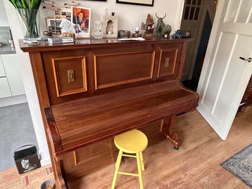 Mooie en goed spelende Adalbert piano