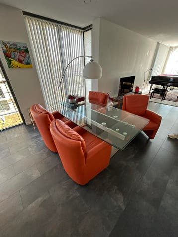 Glazen Eettafel met 4 Oranje Fauteuils (gratis)