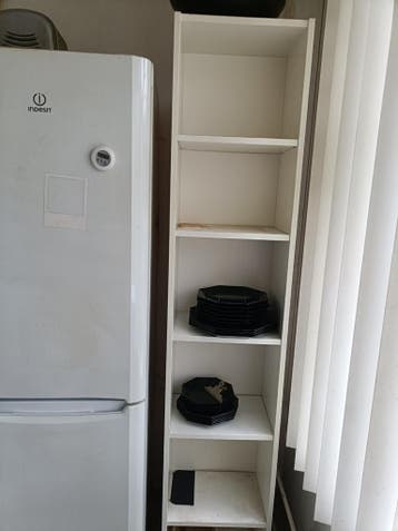 Witte smalle boekenkast met 5 planken