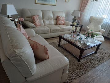 Complete woonkamer set: eetkamer, zitbanken, salontafel