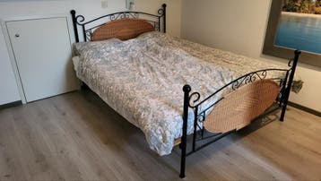 Tweepersoonsbed 160x200 zwart met riet, incl. matrassen