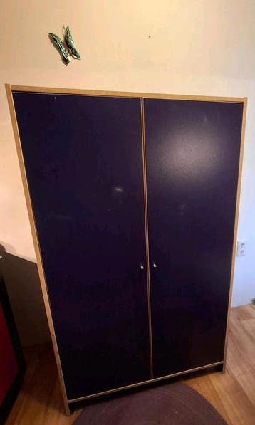 Blauwe kledingkast - Compact en functioneel