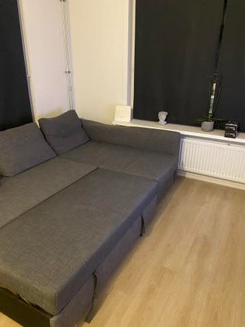 Bank, spiegel en nachtkastje.