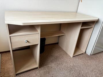 Bureau met lade, vakken voor pc en randapparatuur