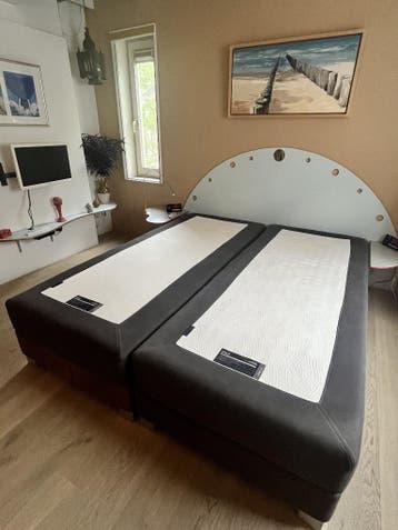 Twee boxspring bedden