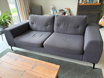 Gratis af te halen: Grijze bank met hocker van merk Xooon