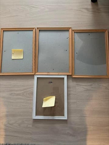 GRATIS Set van 4 fotolijsten (3x hout, 1x wit)
