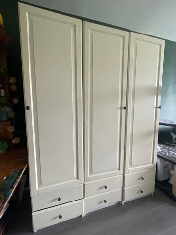 Witte kledingkast met lades en hangruimte