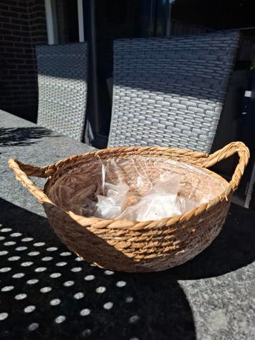 Rieten bloemmandje