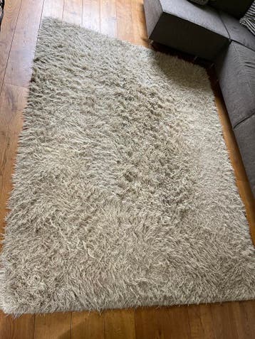 GRATIS Zacht crèmekleurig vloerkleed, hoogpolig