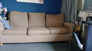 Comfortabele driepersoonsbank met stoffen bekleding