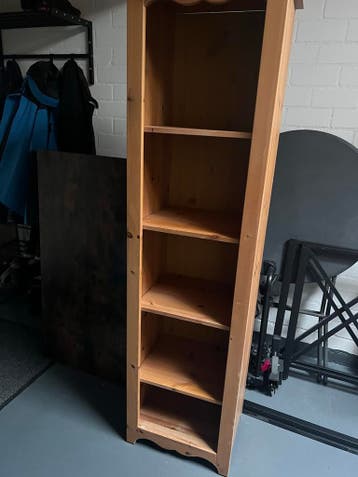Smalle hoge grenenhouten boekenkast met losse planken