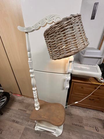 Gratis  af te halen: Bijzettafel met lamp en krantenbak