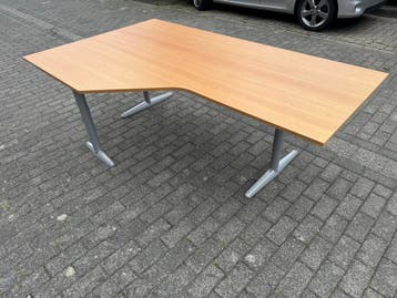 Ruim hoekbureau met houtlook blad en grijs onderstel
