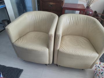 2 leren stoeltjes