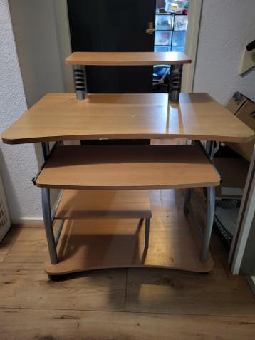 Compact computerbureau met uitschuifbaar toetsenbordblad