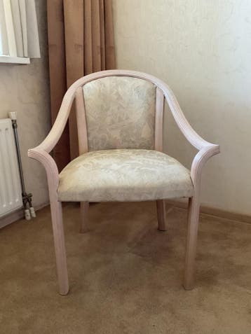 Elegante stoel met stoffen bekleding en houten frame