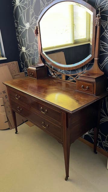 Gratis Antieke kaptafel met geslepen spiegel