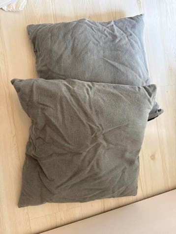 Set van 2 grijze kussens GRATIS