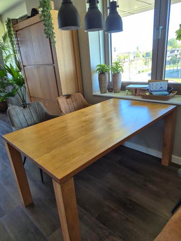 Gratis op te halen massief eikenhouten eettafel.