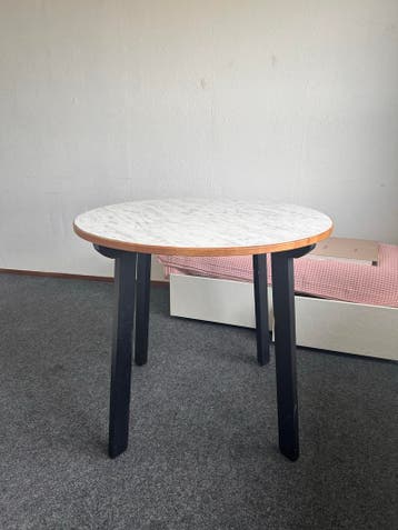 Ronde tafel met marmerlook blad