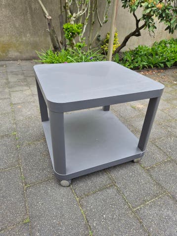 Bijzettafel grijs. Prima conditie.