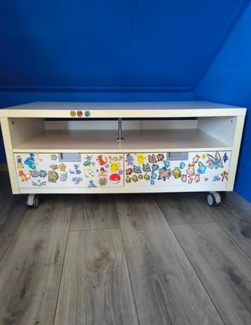 Gratis tv-meubel met Pokémon stickers.
