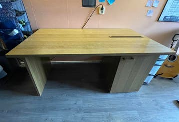 Mooi groot vintagebureau met printergleuf