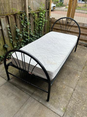 Eenpersoonsbed zwart metaal met matras