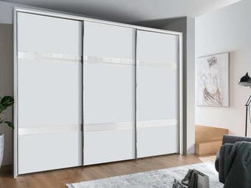 Ruime witte kledingkast met schuifdeuren
