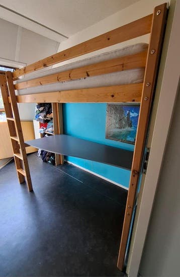 Nog goede houten hoogslaper met matras en bureaublad, gratis
