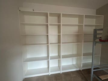 Grote witte kledingkast met veel opbergruimte