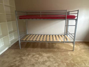 Stevig metalen stapelbed met lattenbodems