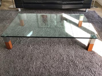 GRATIS Glazen salontafel en eettafel met houten poten.
