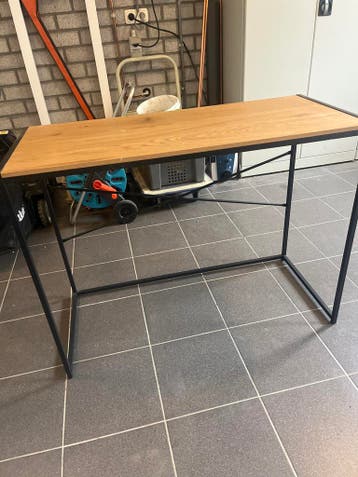 Modern bureau met houten blad en metalen frame