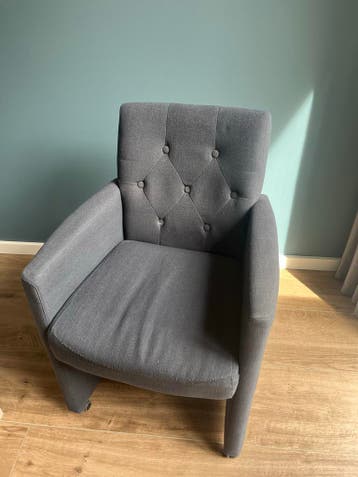 Comfortabele grijze eetkamerstoel met knoopdetails